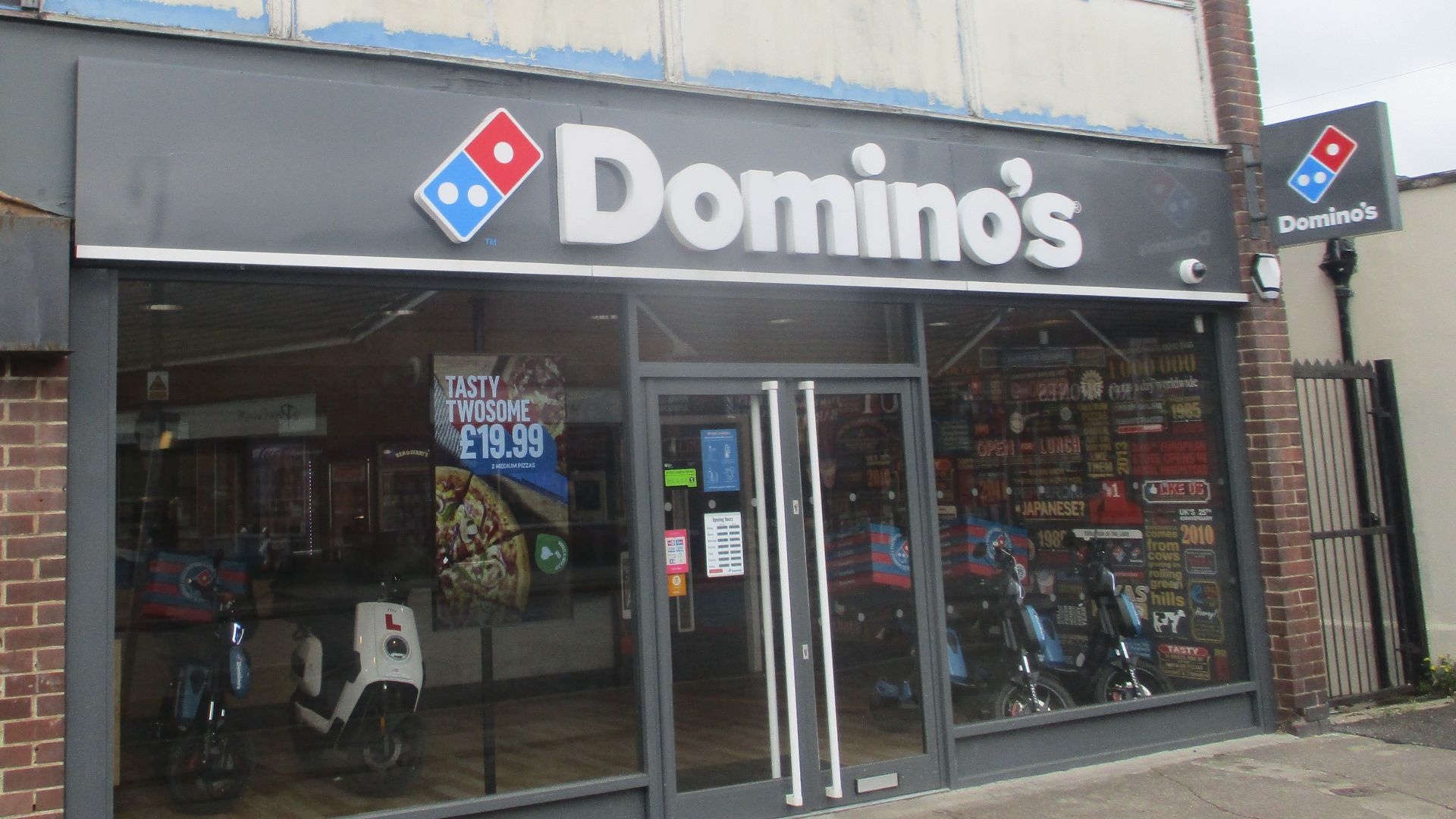 File:Domino's, Market Street, Hemsworth (1st May 2022).jpg