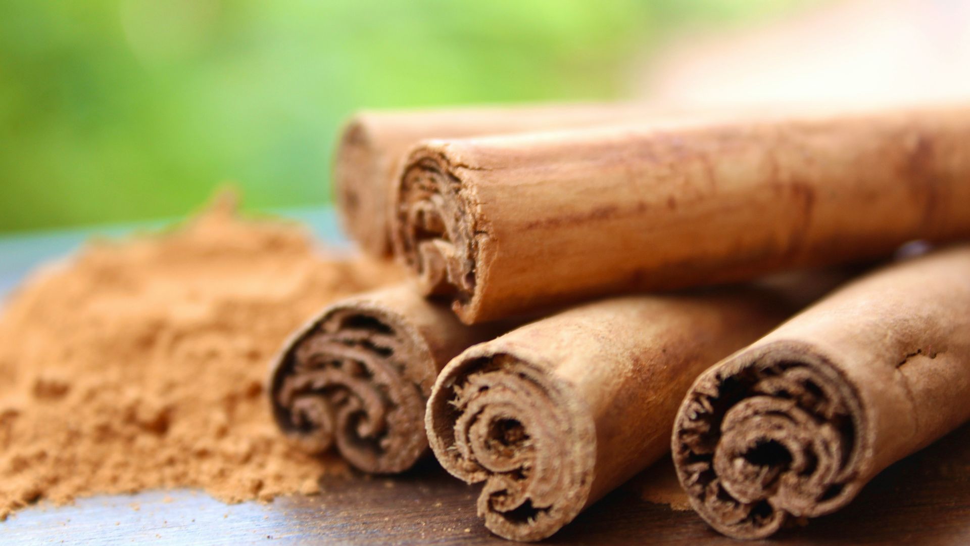 cinnamon sticks and cinnamon powder on a table