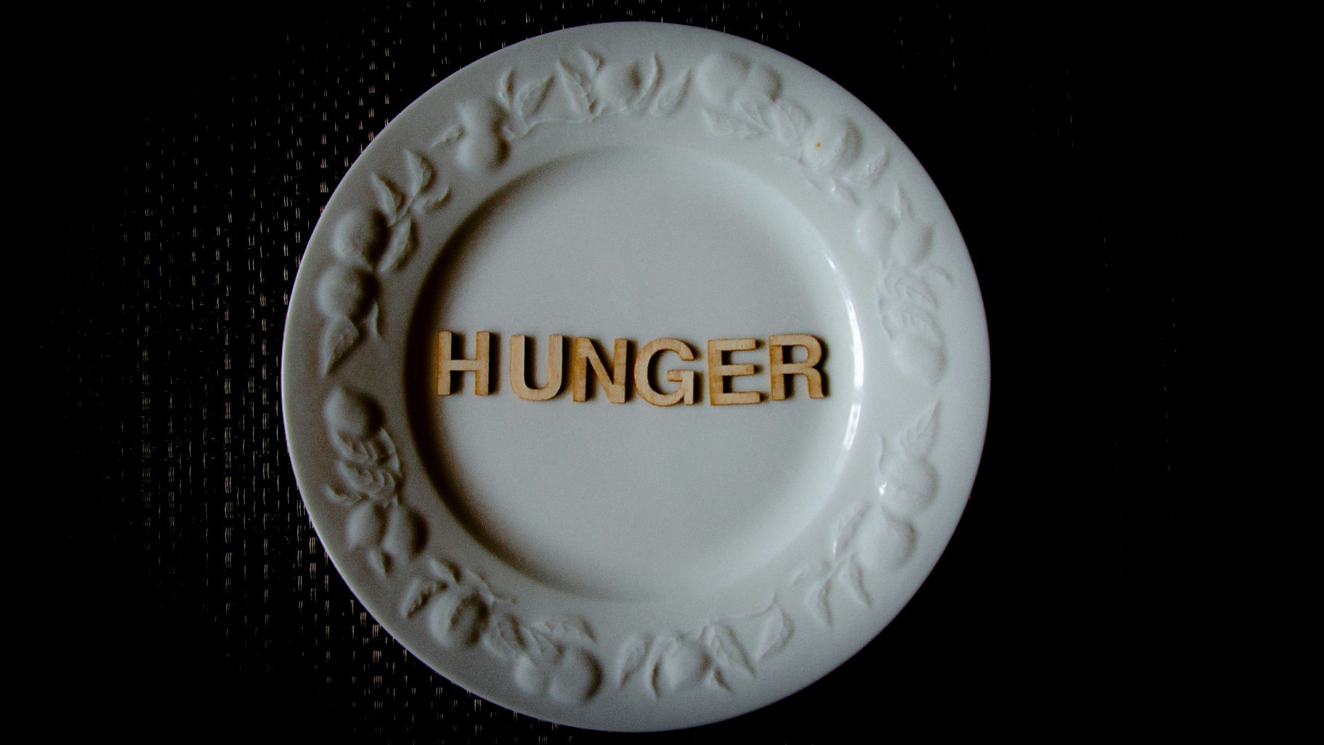 white and gold round ceramic plate