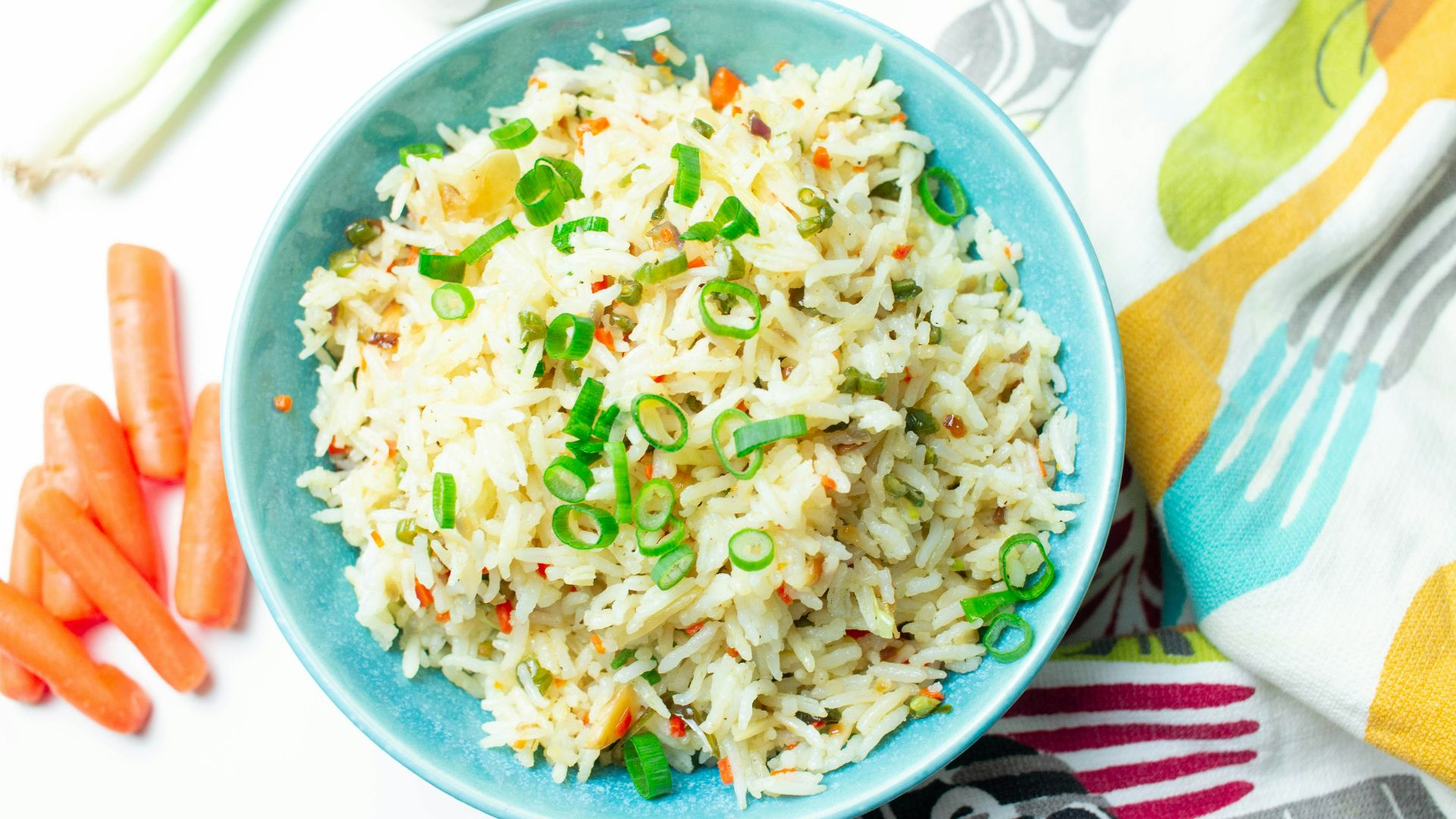 white and blue ceramic bowl