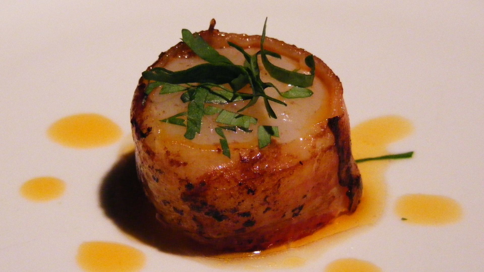 File:Bacon-wrapped scallop.jpg