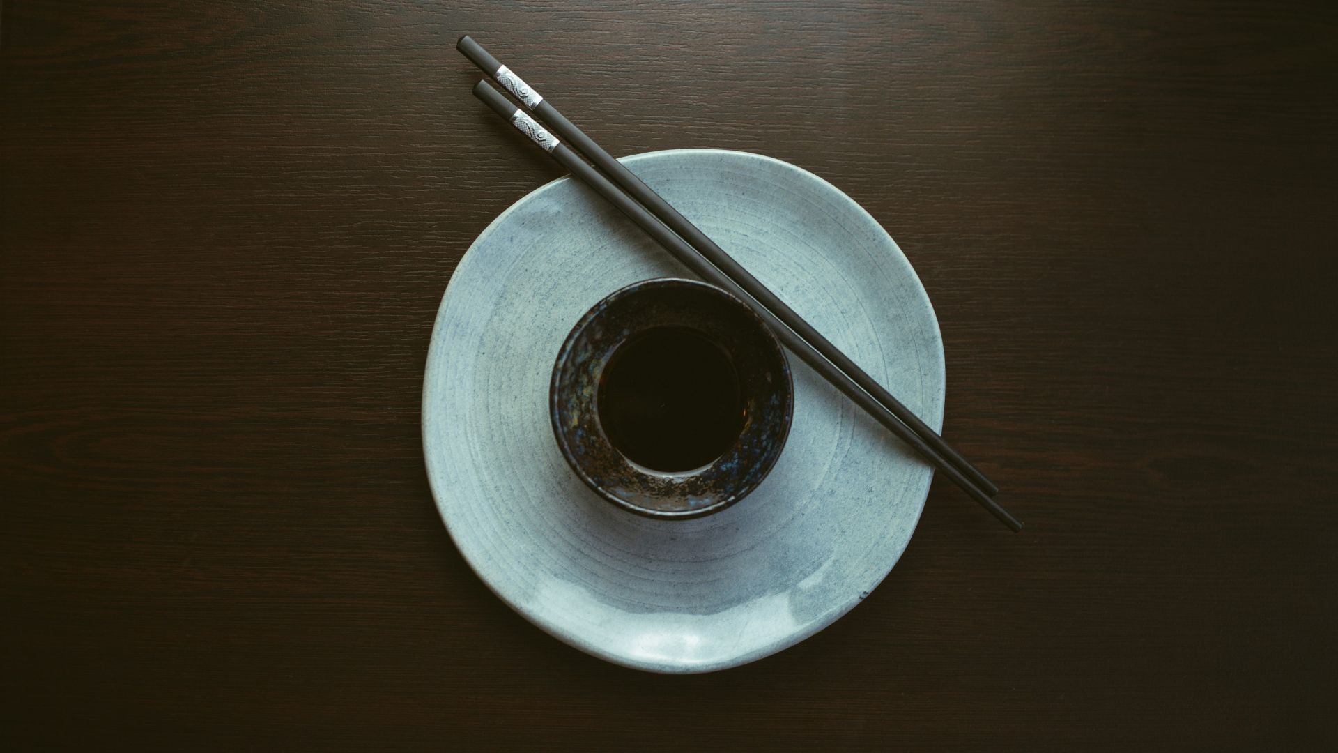 silver round plate with silver knife