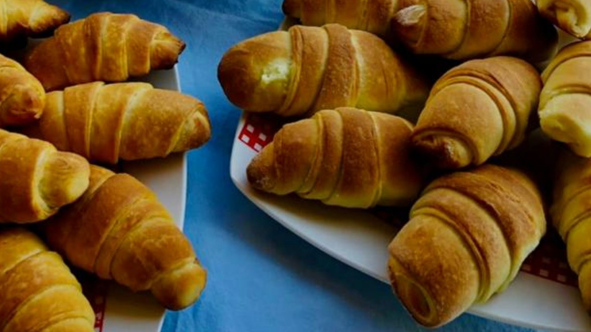 File:Kifle me djathë.jpg