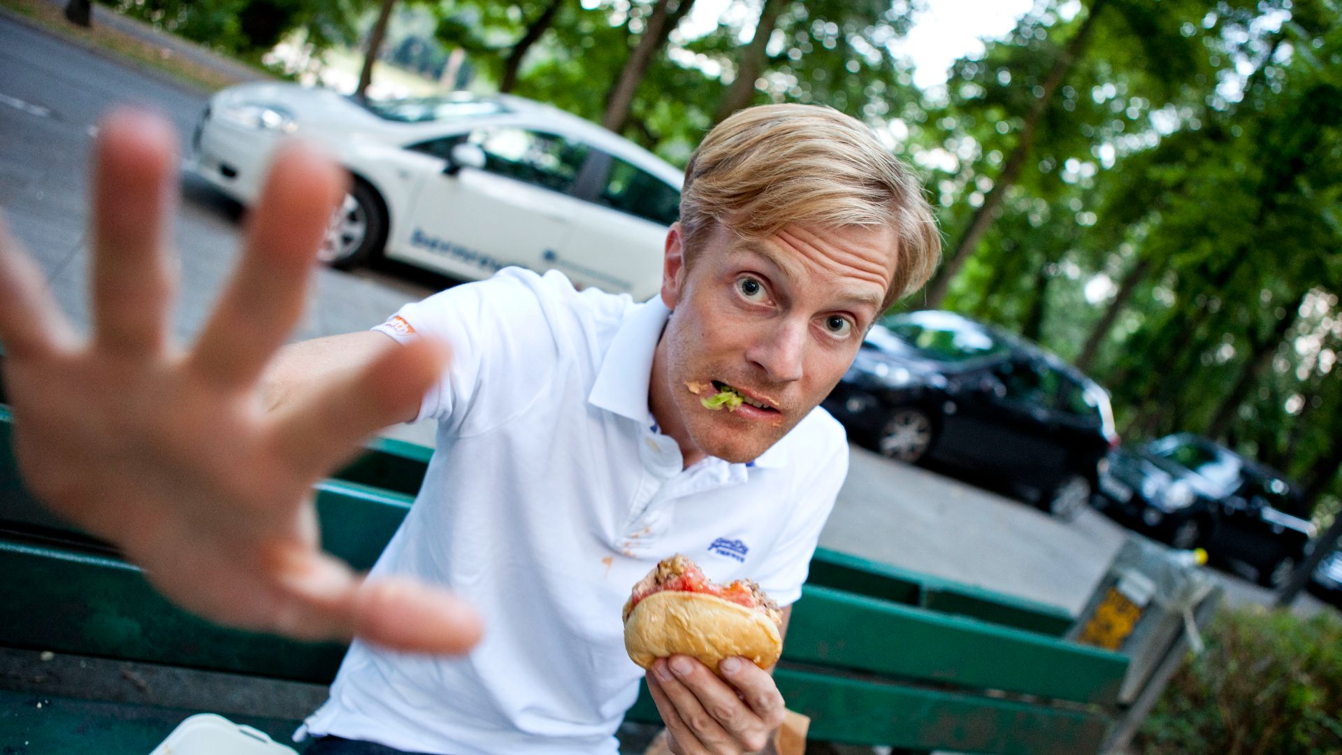 File:Philipp Walulis beim Genuss eines Burgers.jpg