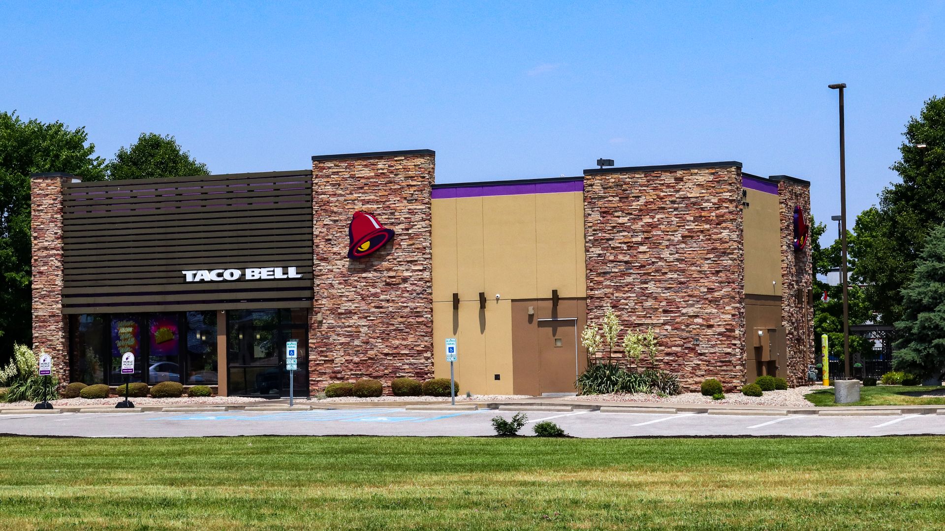 File:Taco Bell restaurant.png