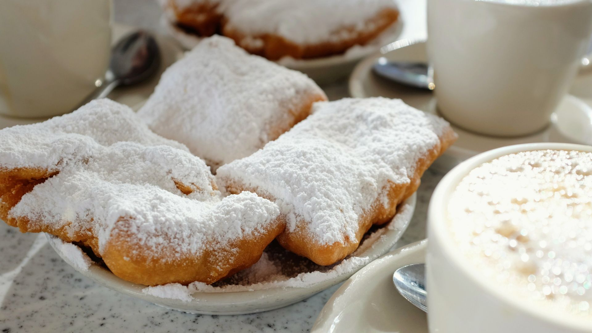 File:Beignets and Café au Lait at Café du Monde, New Orleans.jpg