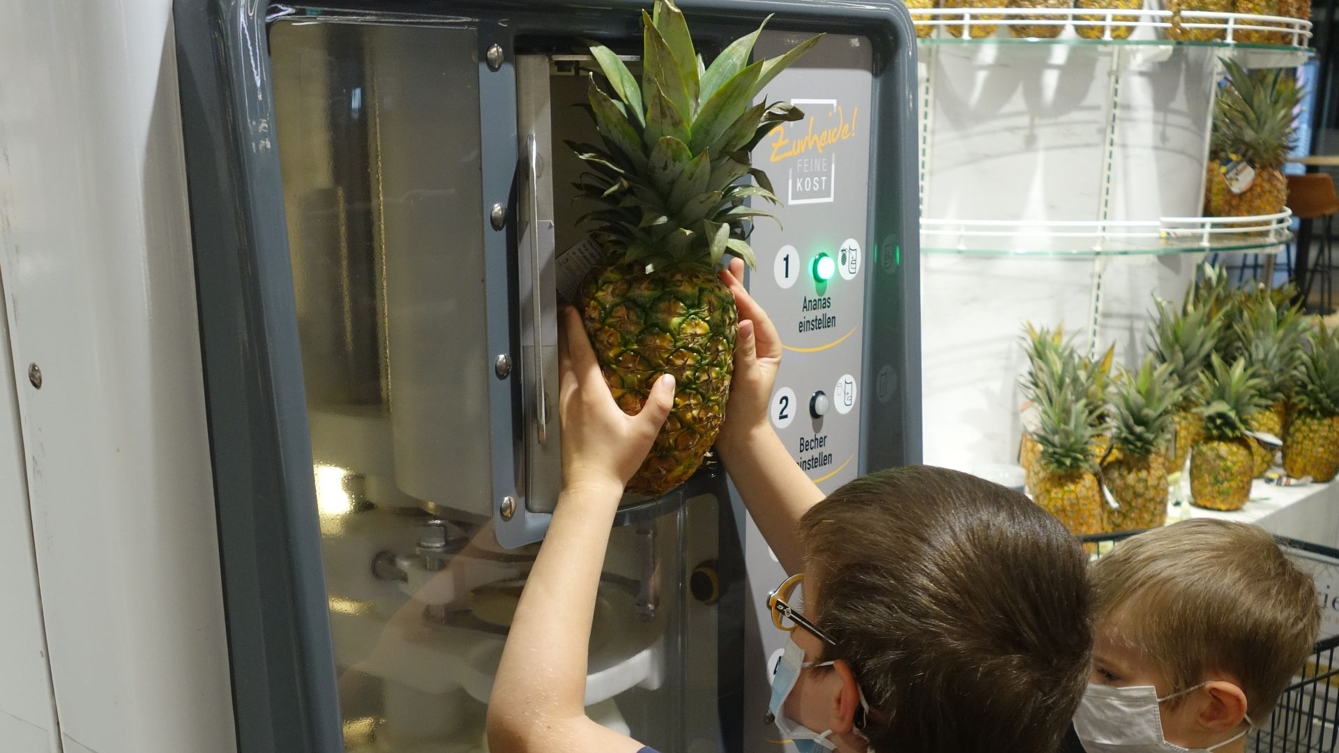 File:Ananas-Schälmaschine, Edeka Zurheide, Düsseldorf (2021).jpg