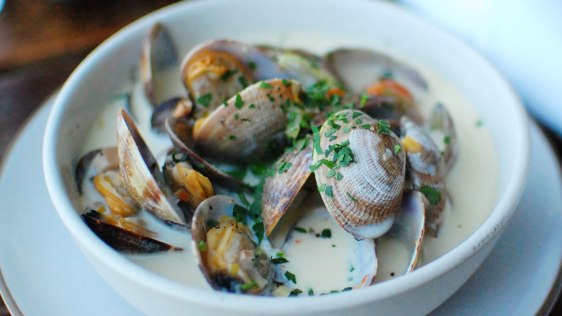 File:Clam chowder with whole clams.jpg