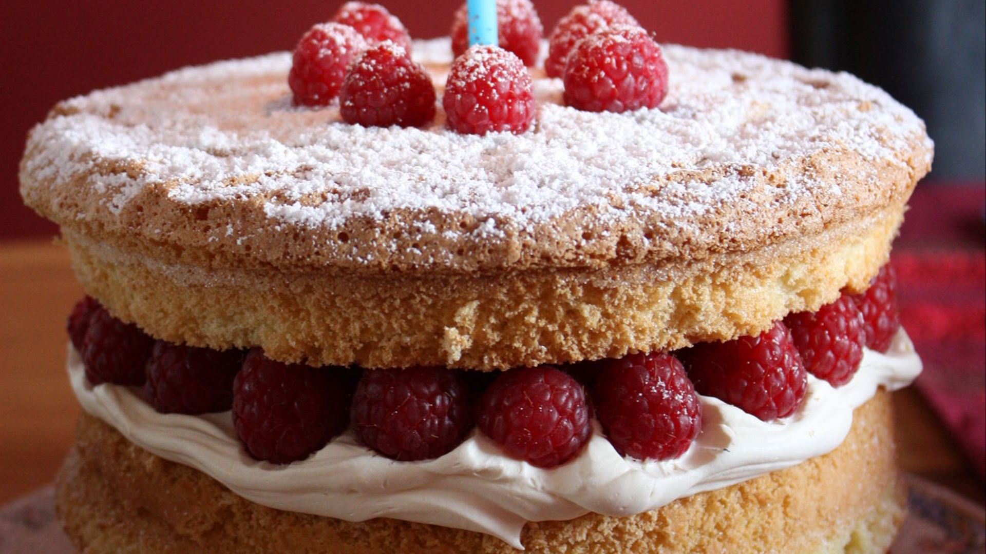 File:Birthday cake, Downpatrick, April 2010 (02).JPG - Wikipedia