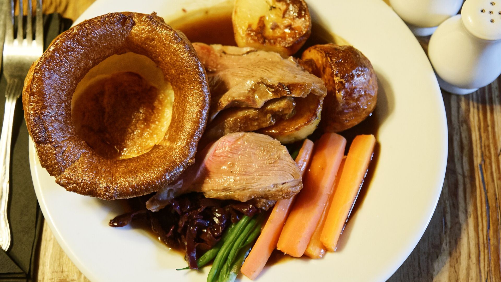 File:A roast lamb dinner at Black Horse Inn, Nuthurst, West Sussex ...