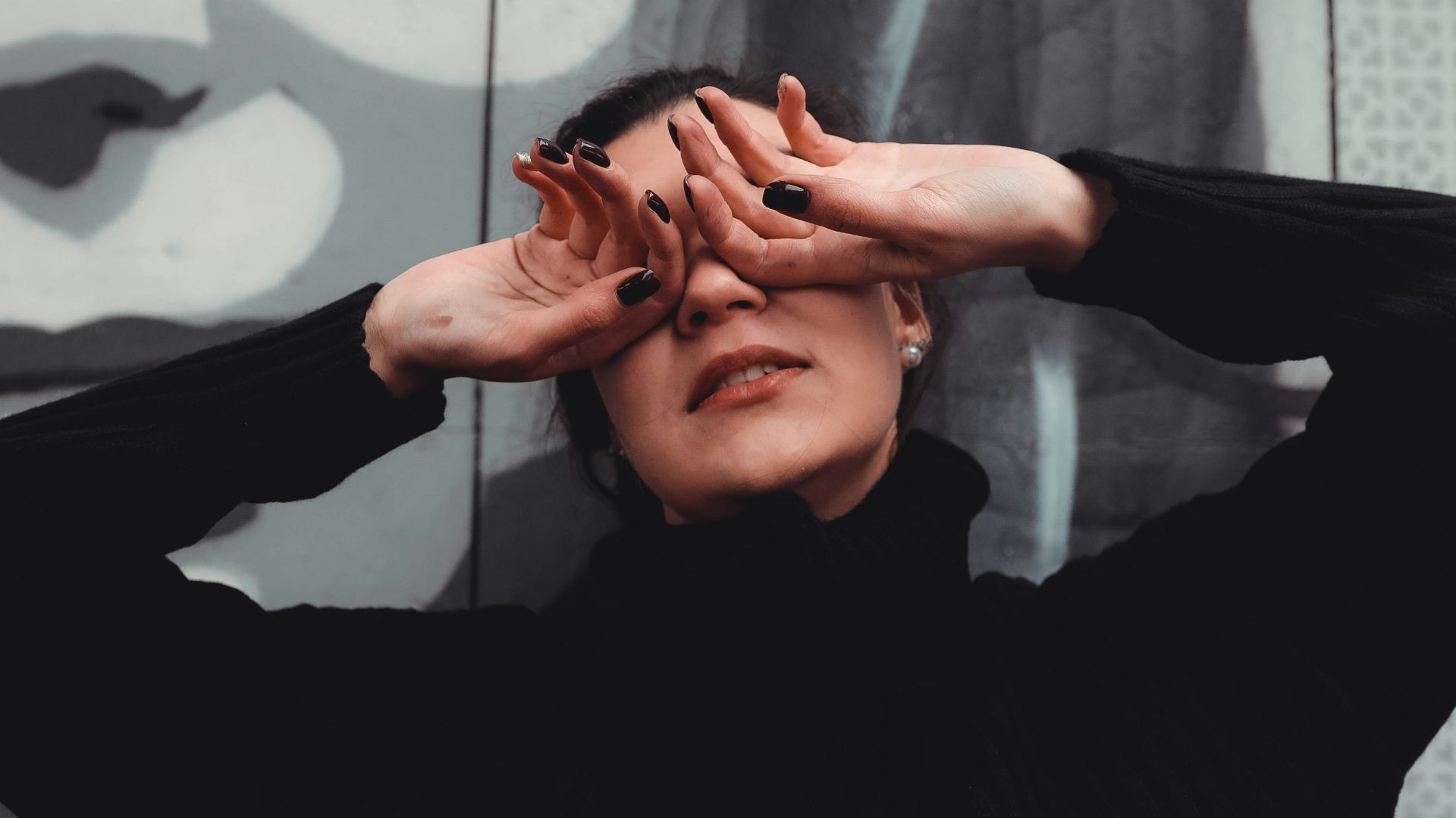 woman wearing black long-sleeved shirt