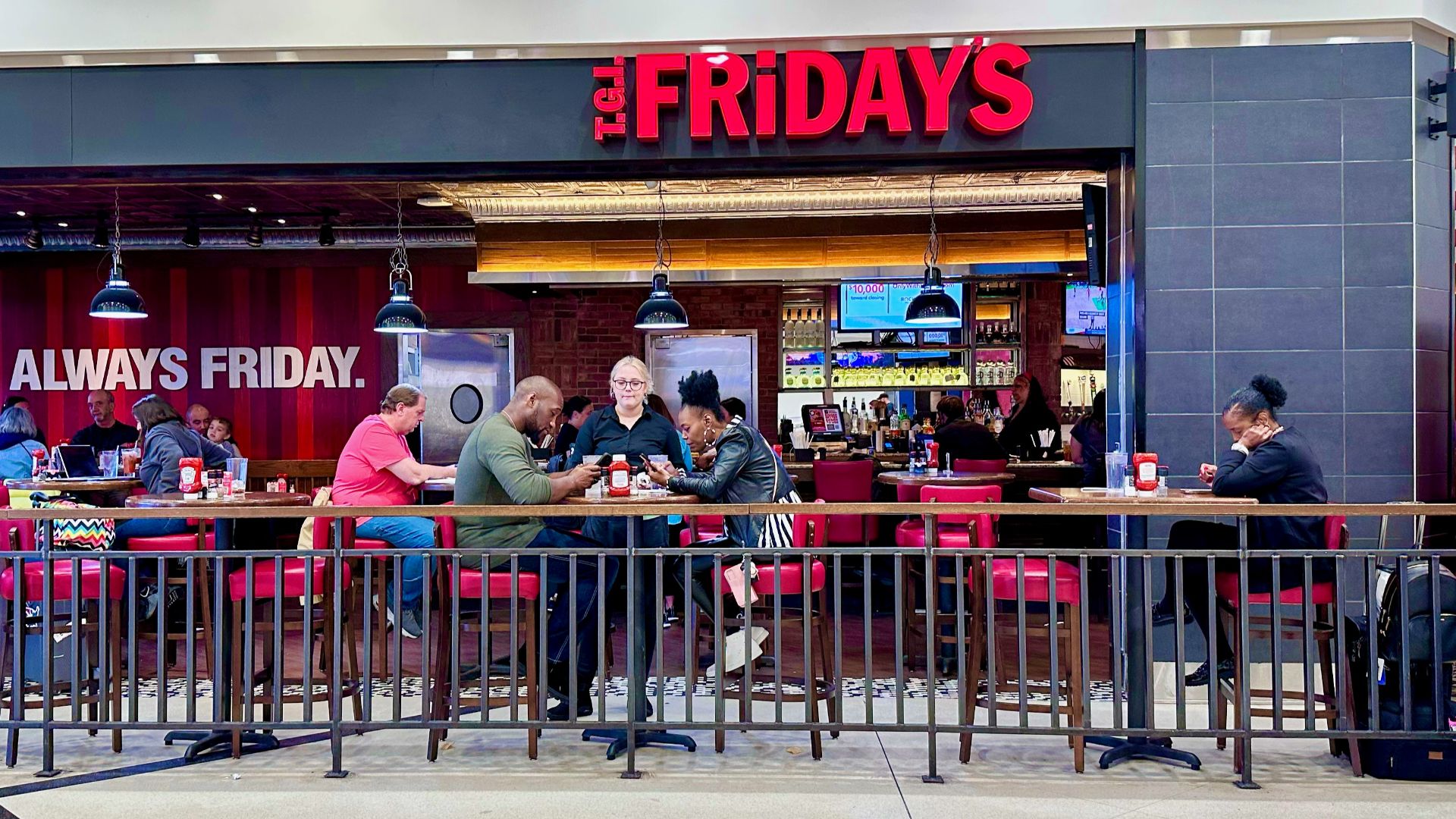 File:TGI Friday's at Hartsfield-Jackson Atlanta International Airport.jpg
