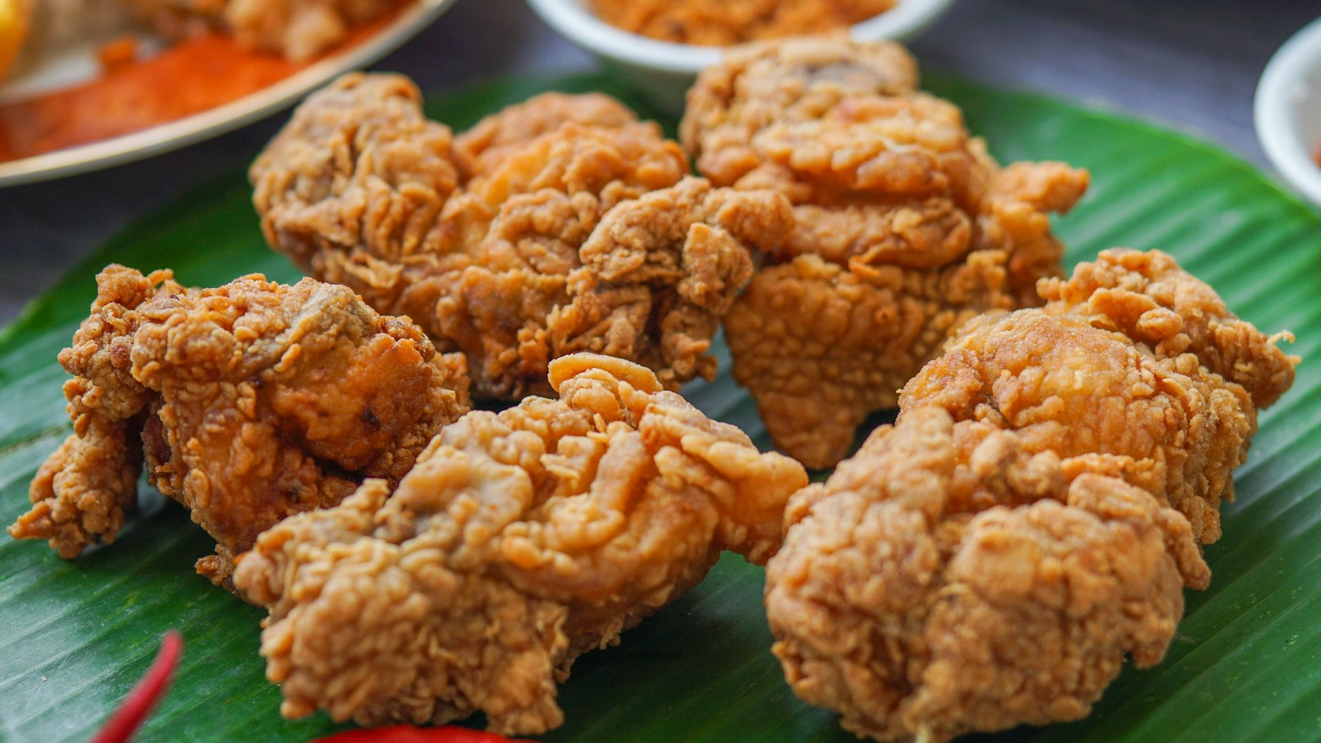 food lot on a green leaf plate