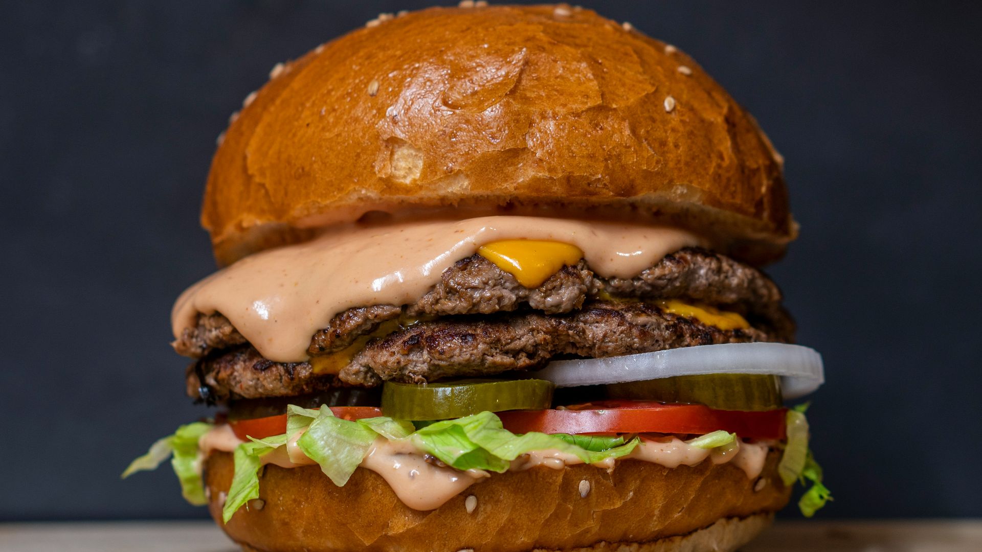 burger with lettuce and tomatoes