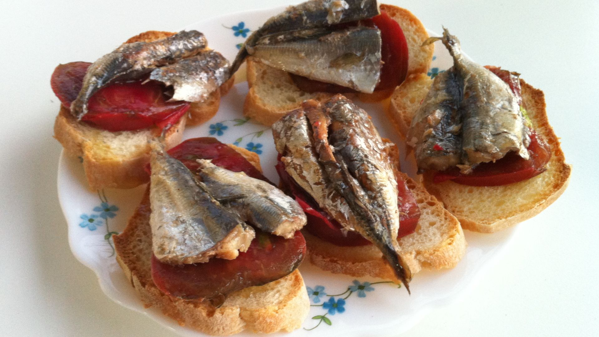 File:Sadinas tomate - Tapas.JPG