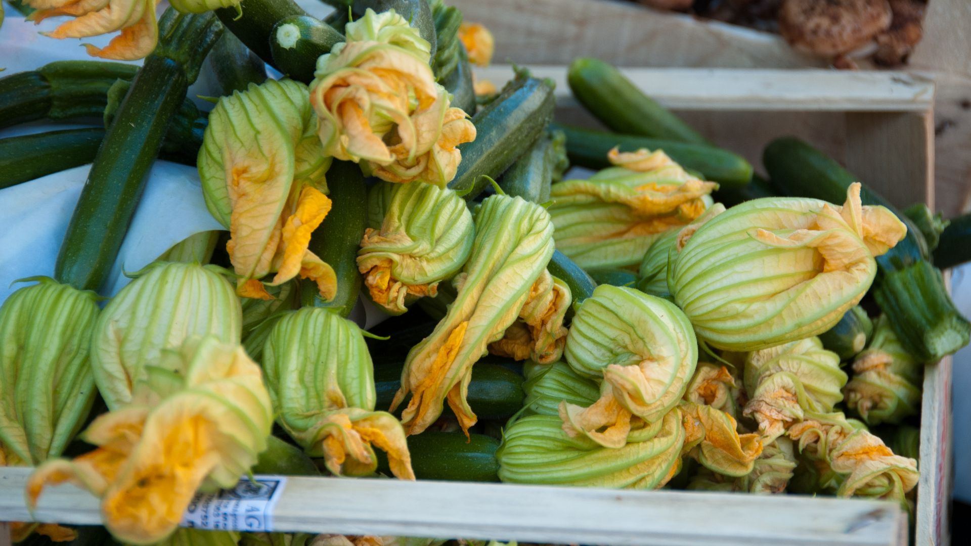 File:Zucchini and blossoms at market on Fondamenta Sant Anna, Castello (6293030821).jpg