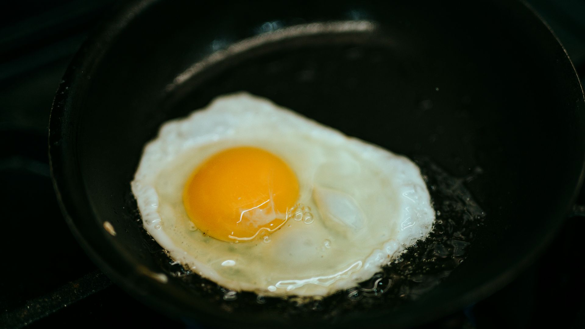 sunny side up egg on black frying pan