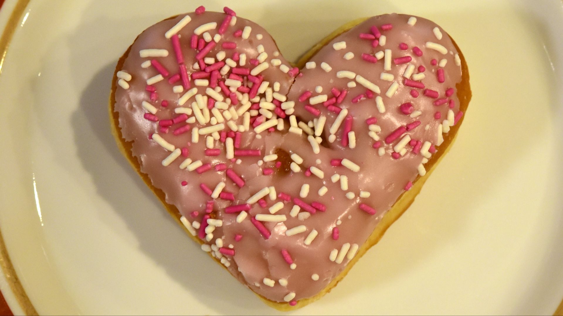 File:Heart-Shaped Bavarian Creme Dunkin' Donut (28245675489).jpg