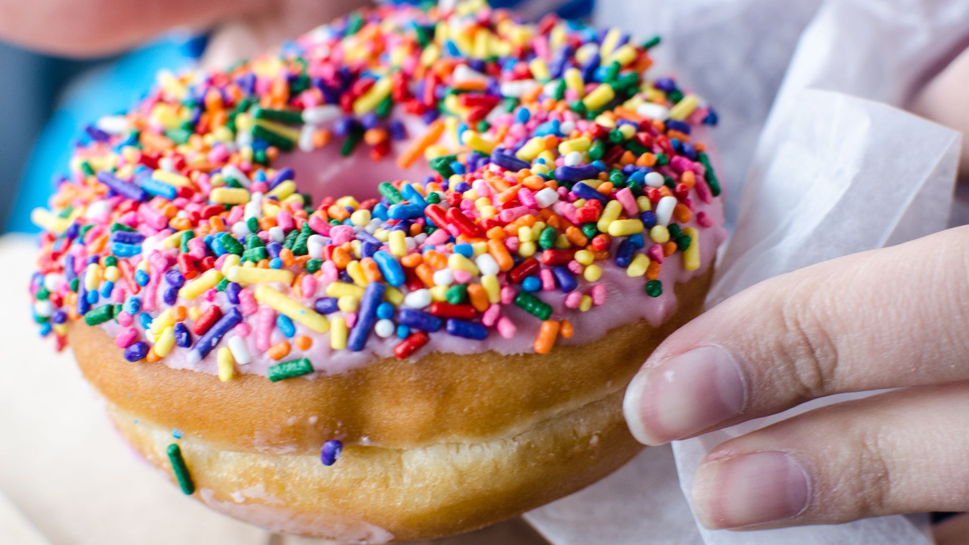 File:Strawberry donut with sprinkles (2).jpg