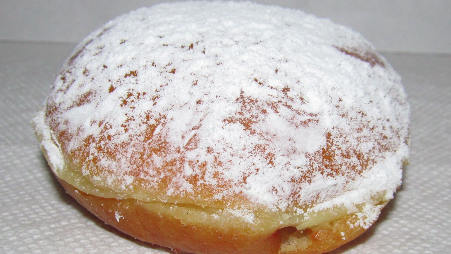 File:Krispy Kreme Powdered Strawberry Filled Doughnut (18586529816).jpg