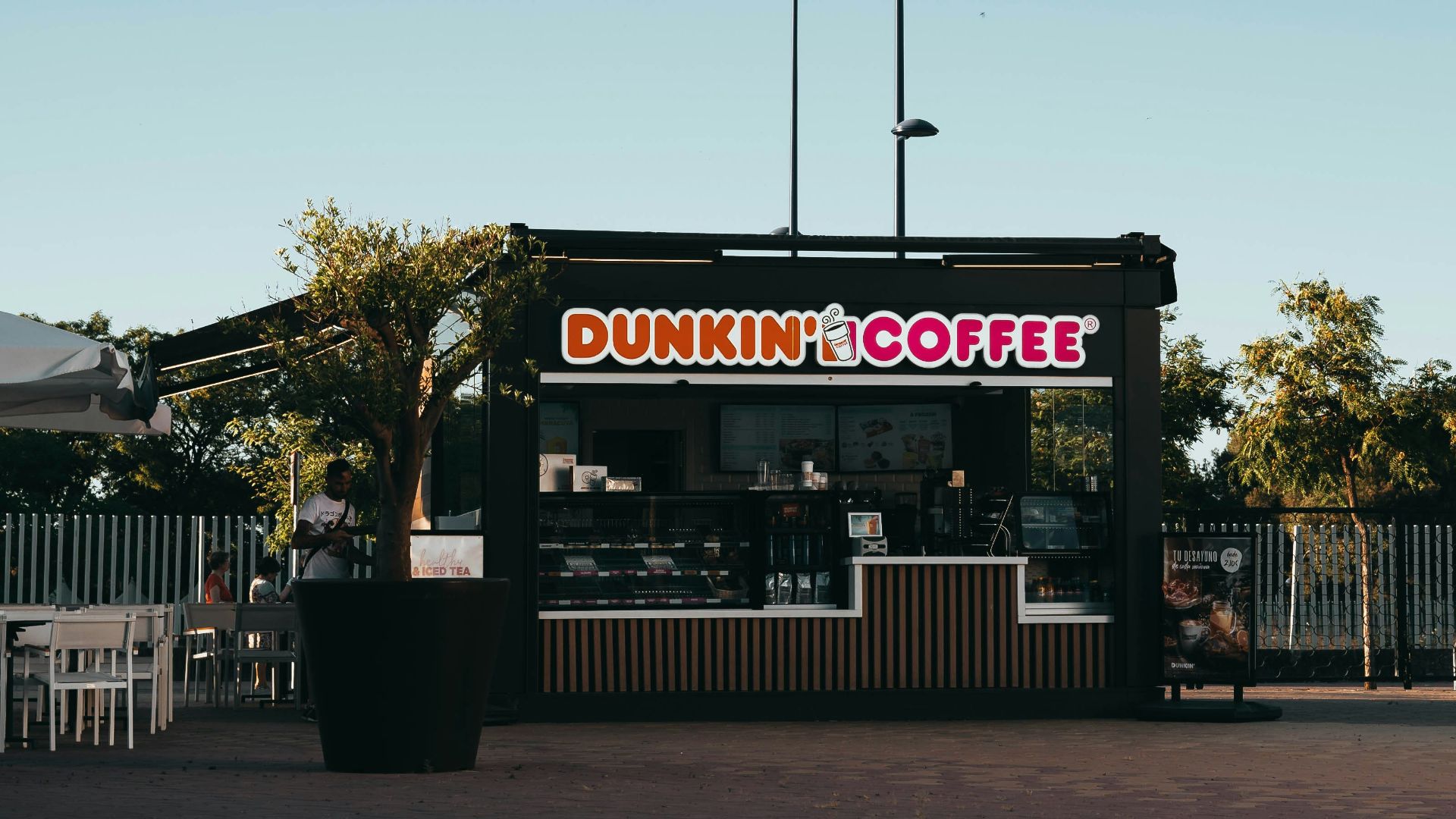 Dunkin Coffee shop during daytime
