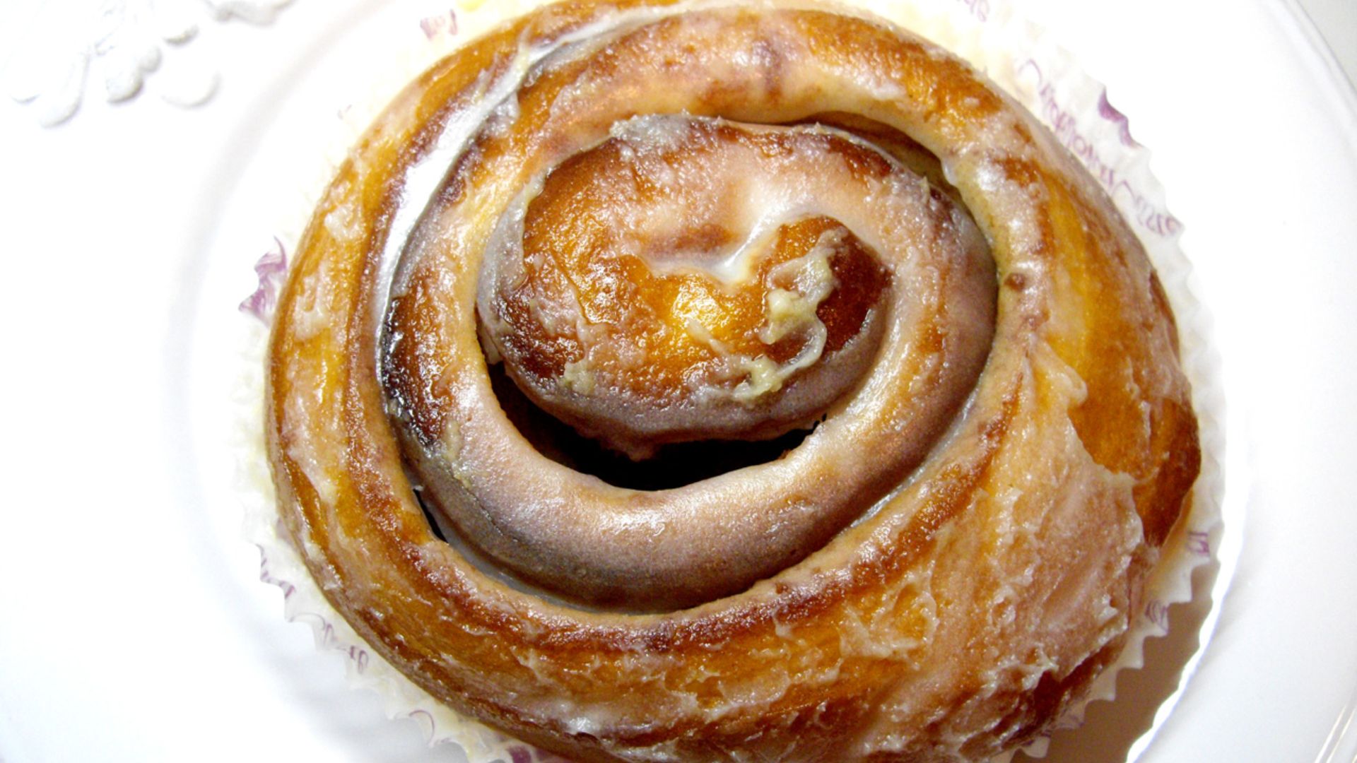 File:Cinnamon roll on white plate, July 2008.jpg