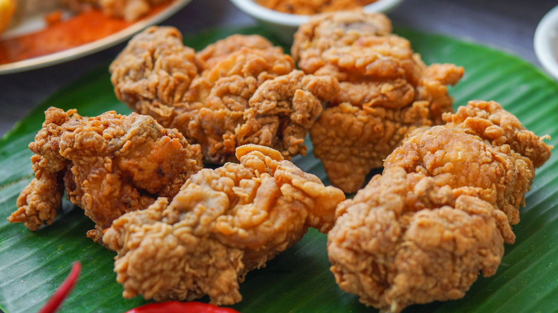 food lot on a green leaf plate