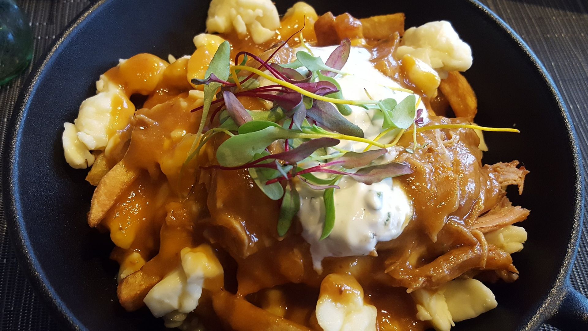 File:Poutine at Le Champlain in Quebec City.jpg