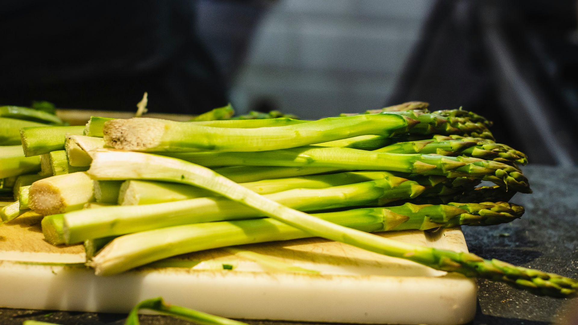 asparagus on chopping board