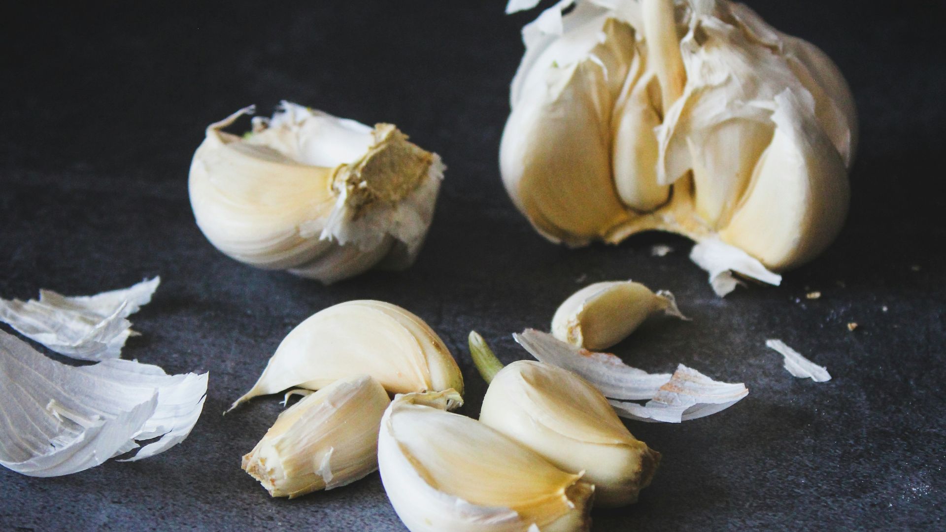white garlic on black table