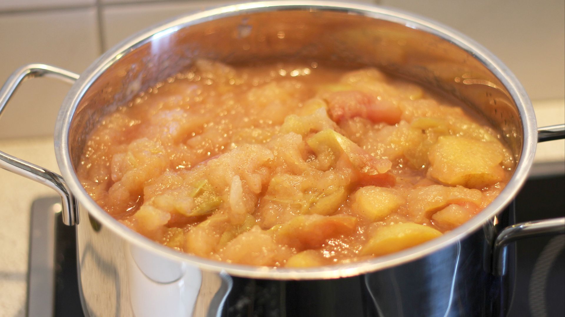 File:Handgemachter Apfelmus 2 6 (10378528654).jpg