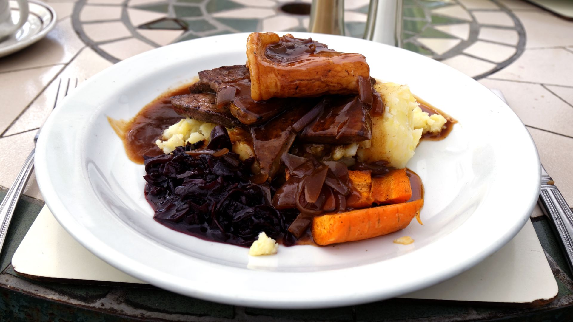 File:Calf's liver, bacon and mash at Staplefield, West Sussex, England 2.jpg