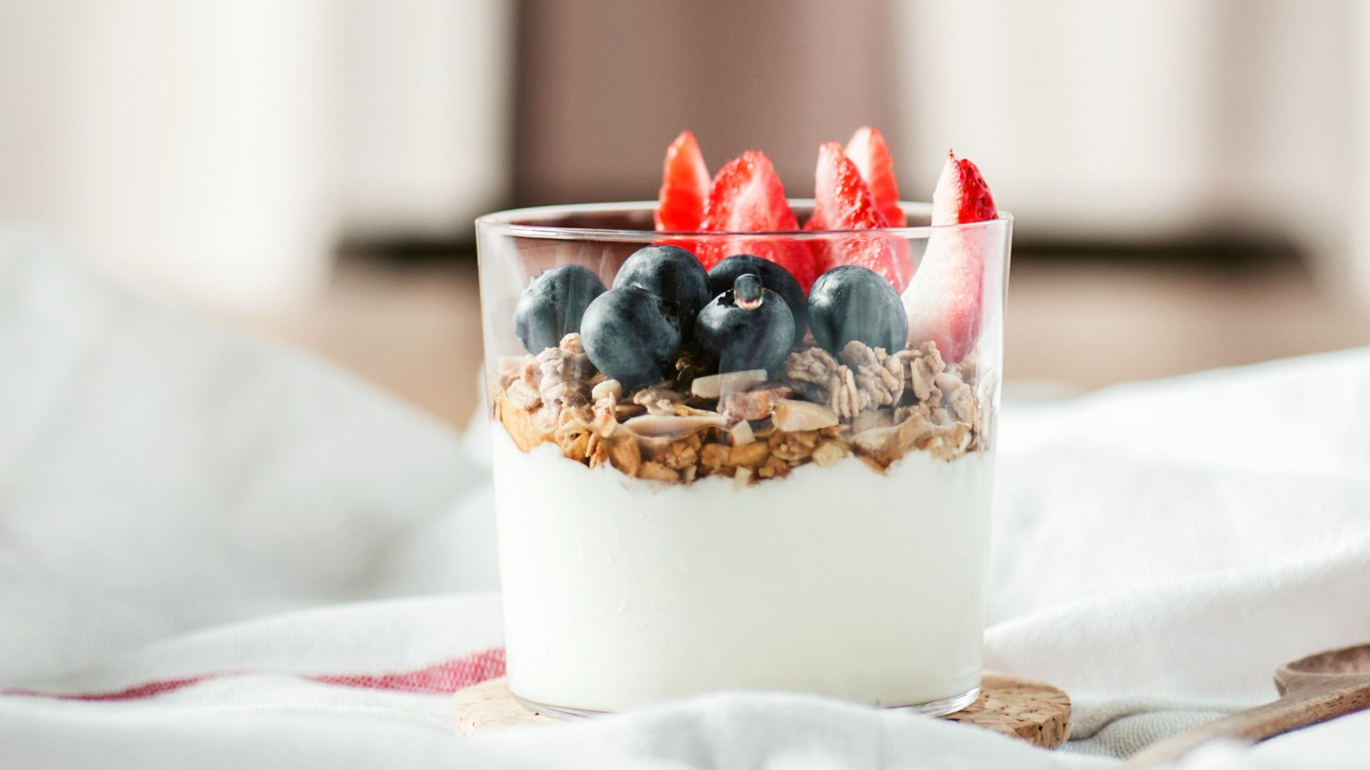 shallow focus photo of clear drinking glass