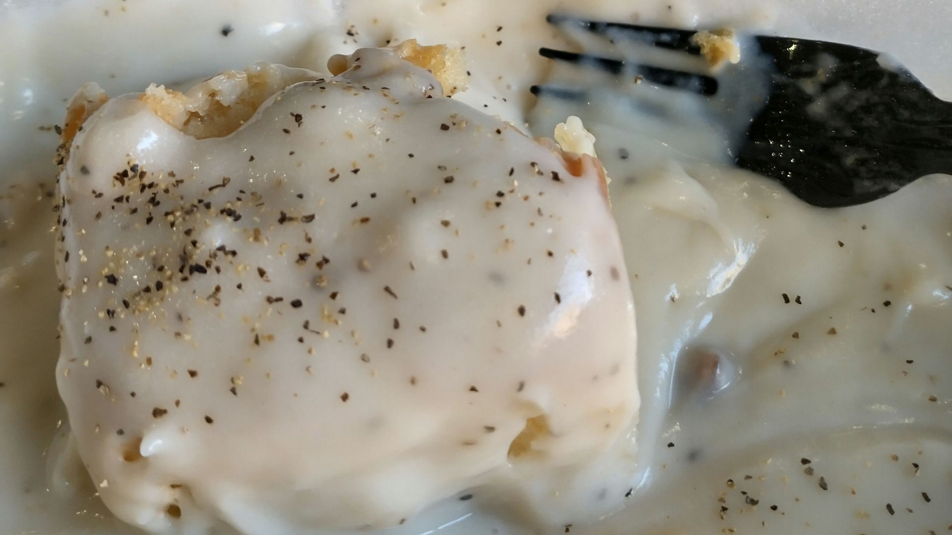 File:Biscuit & Gravy with side of Bacon - Baton Rouge 2025.jpg