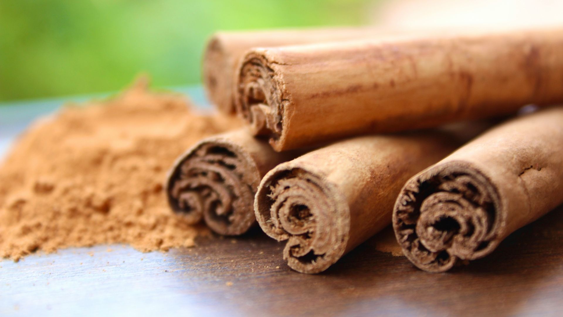 cinnamon sticks and cinnamon powder on a table
