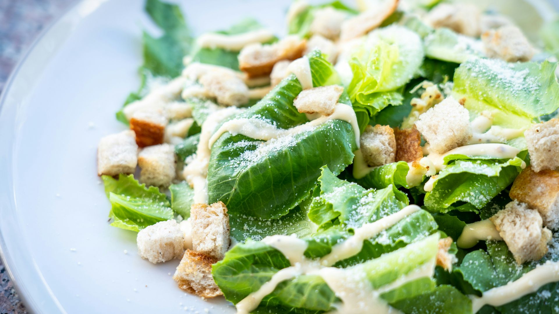 closed photography of vegetable salad with croutons in plate
