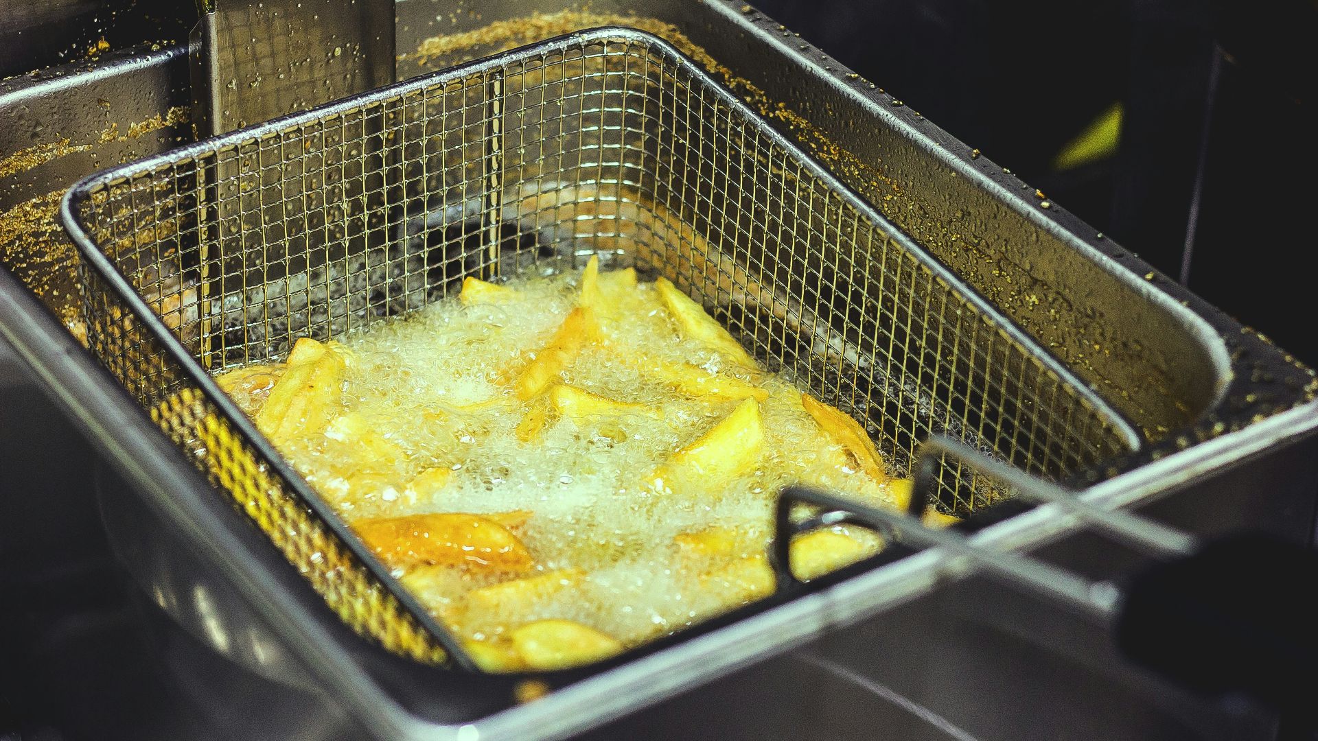 slice potatoes cook in deep fryer