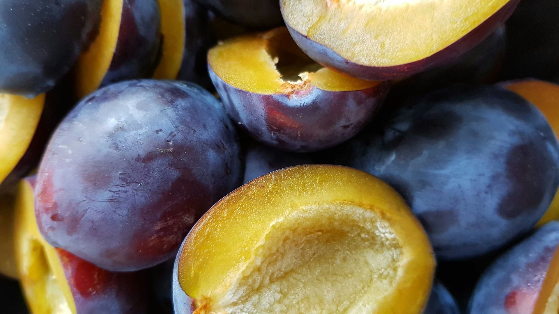 bunch of round red fruit