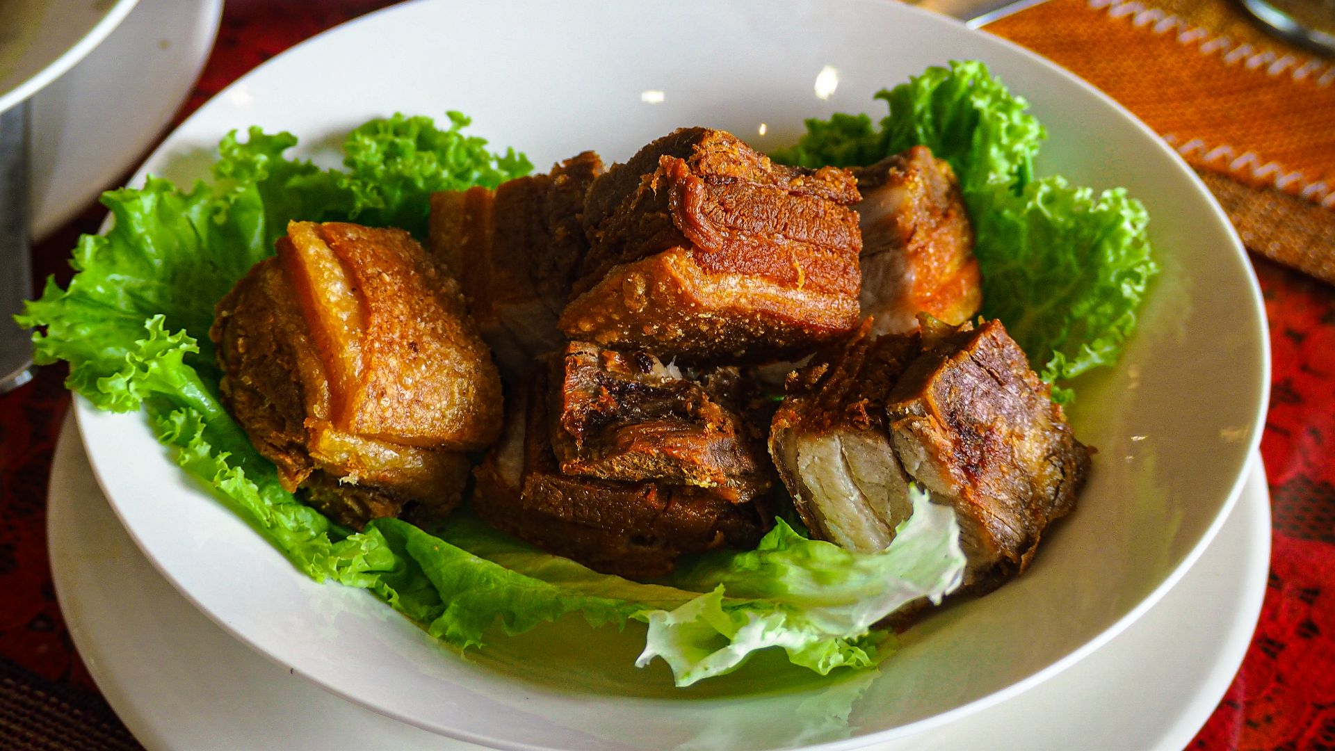 File:Lechong Kawali at La Herencia Comida.jpg