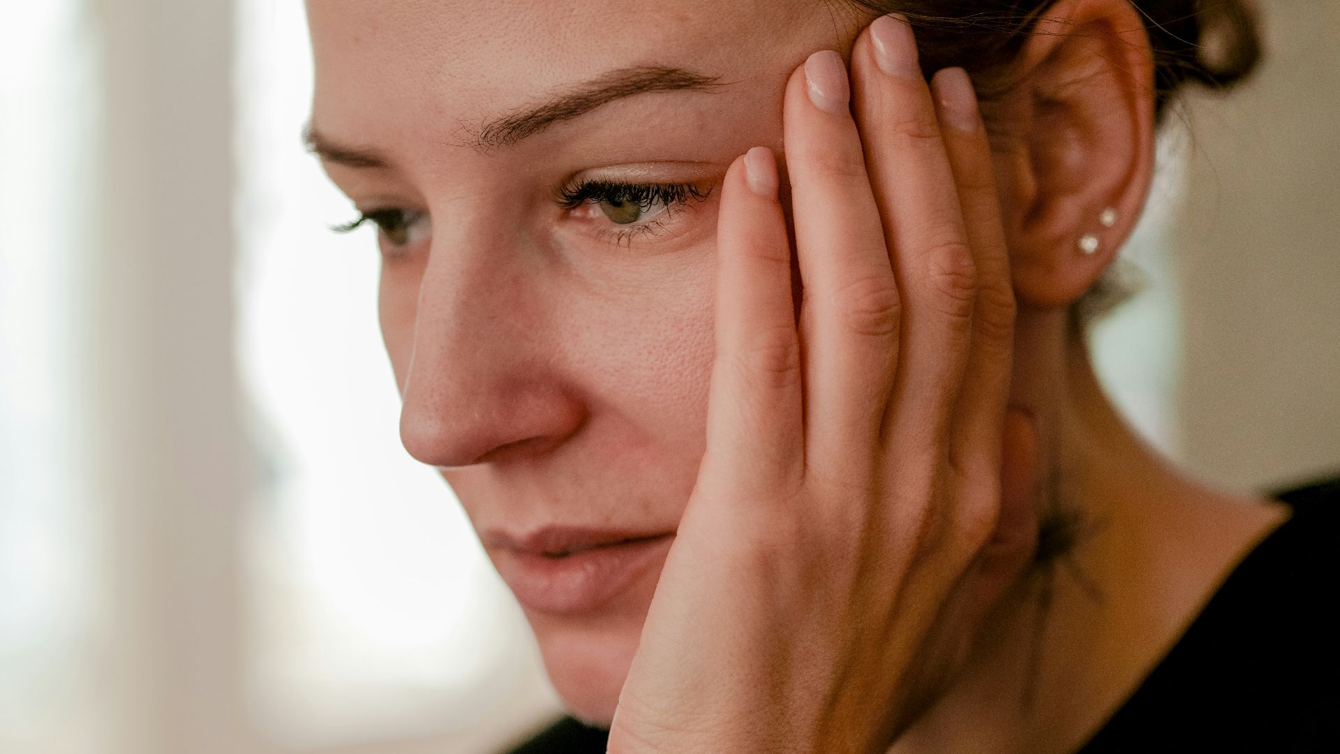 a person with the hand on the face