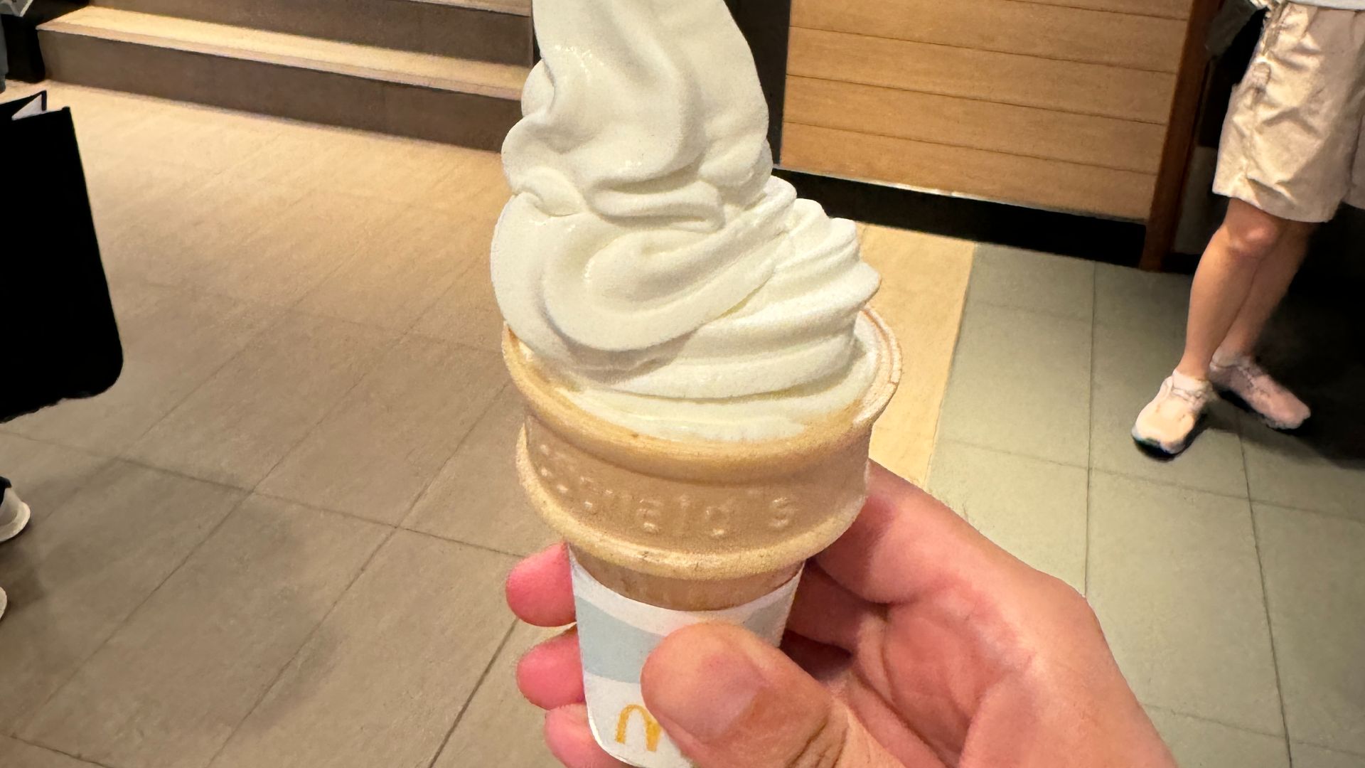 File:Avenida de Horta e Costa McDonald's ice cream 19-10-2024.jpg