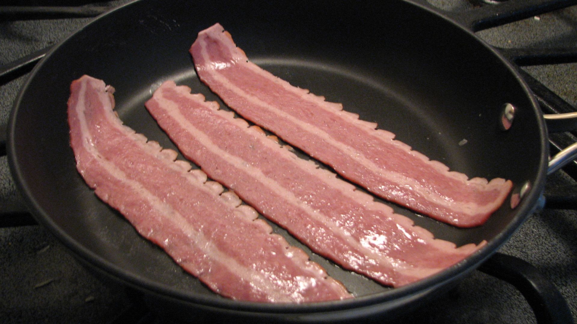 File:Turkey bacon cooking in skillet.jpg