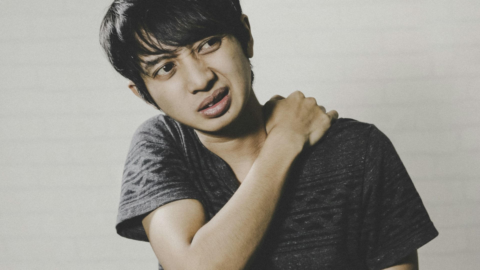 man in grey crew neck t-shirt