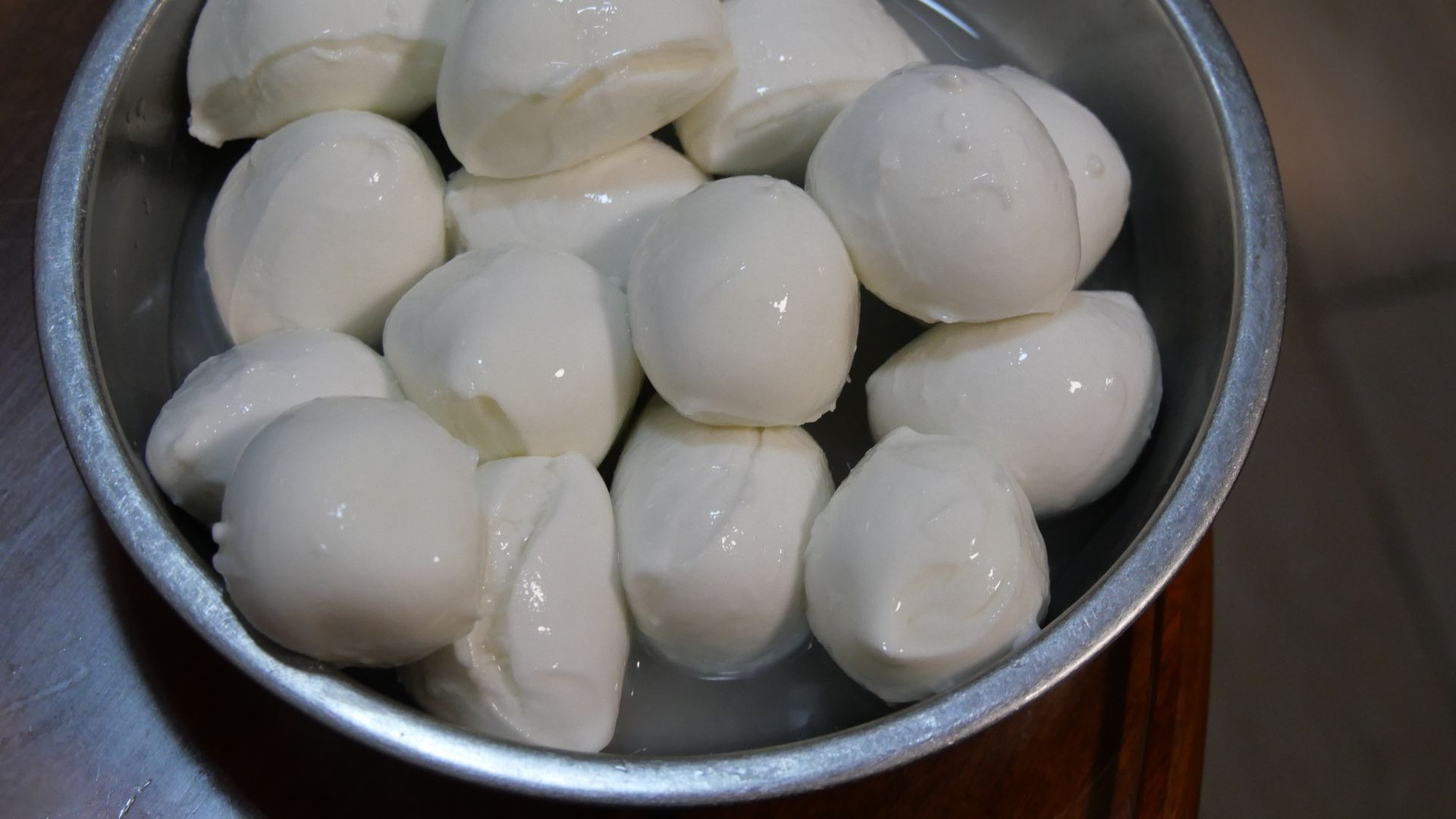 File:A plate of Mozzarella balls.jpg