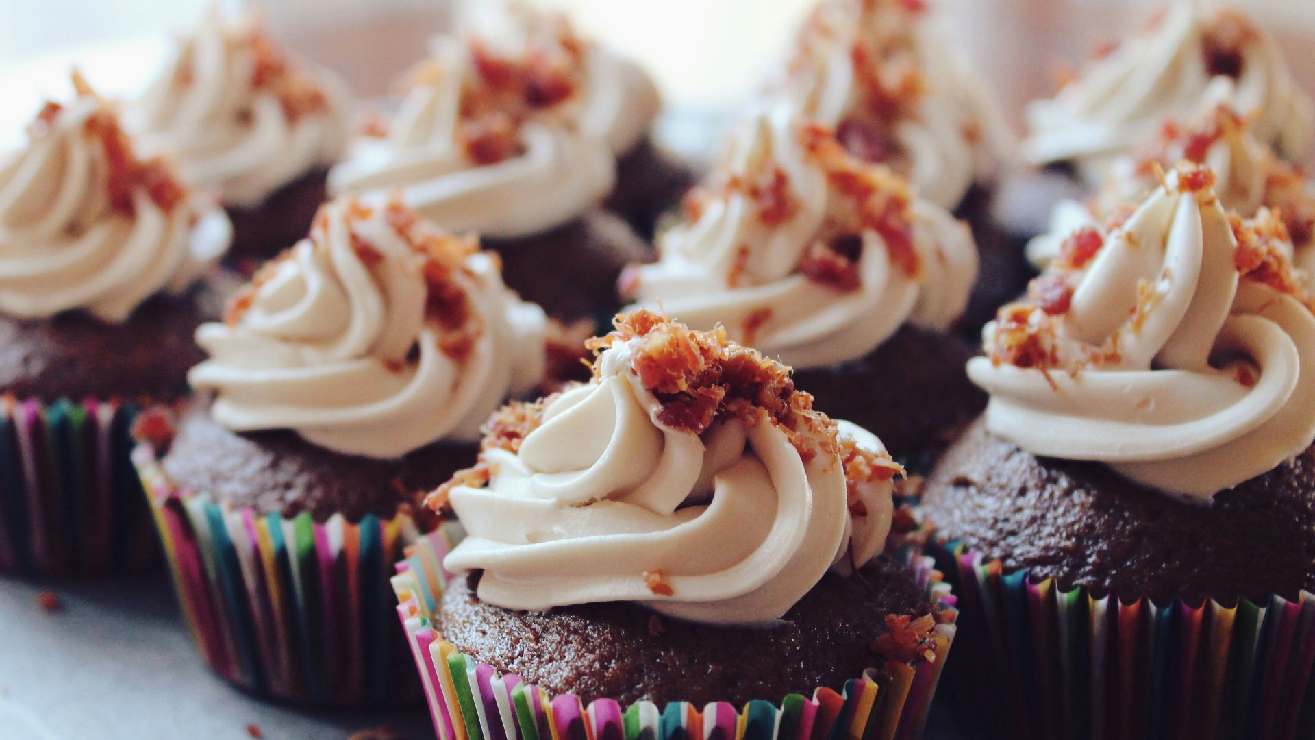 close-up photography of cupcakes