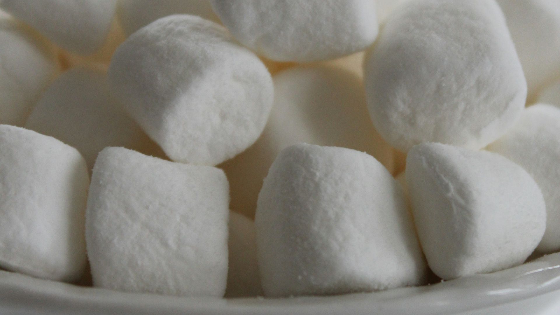 closeup photo of marshmallows on bowl