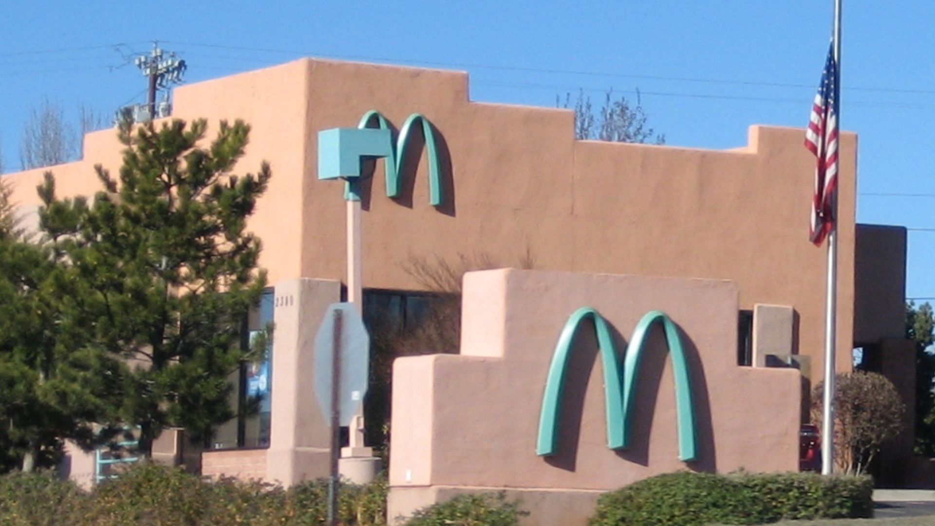 File:SedonaAZ McDonaldsTurquoiseArches.jpg