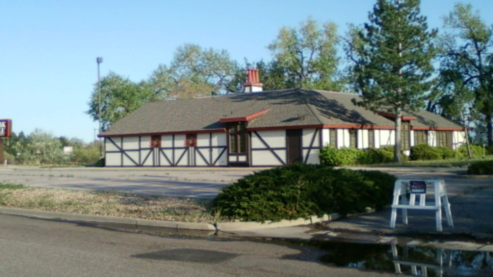 File:Abandoned Steak and Ale, Westminster Mall, CO.jpg