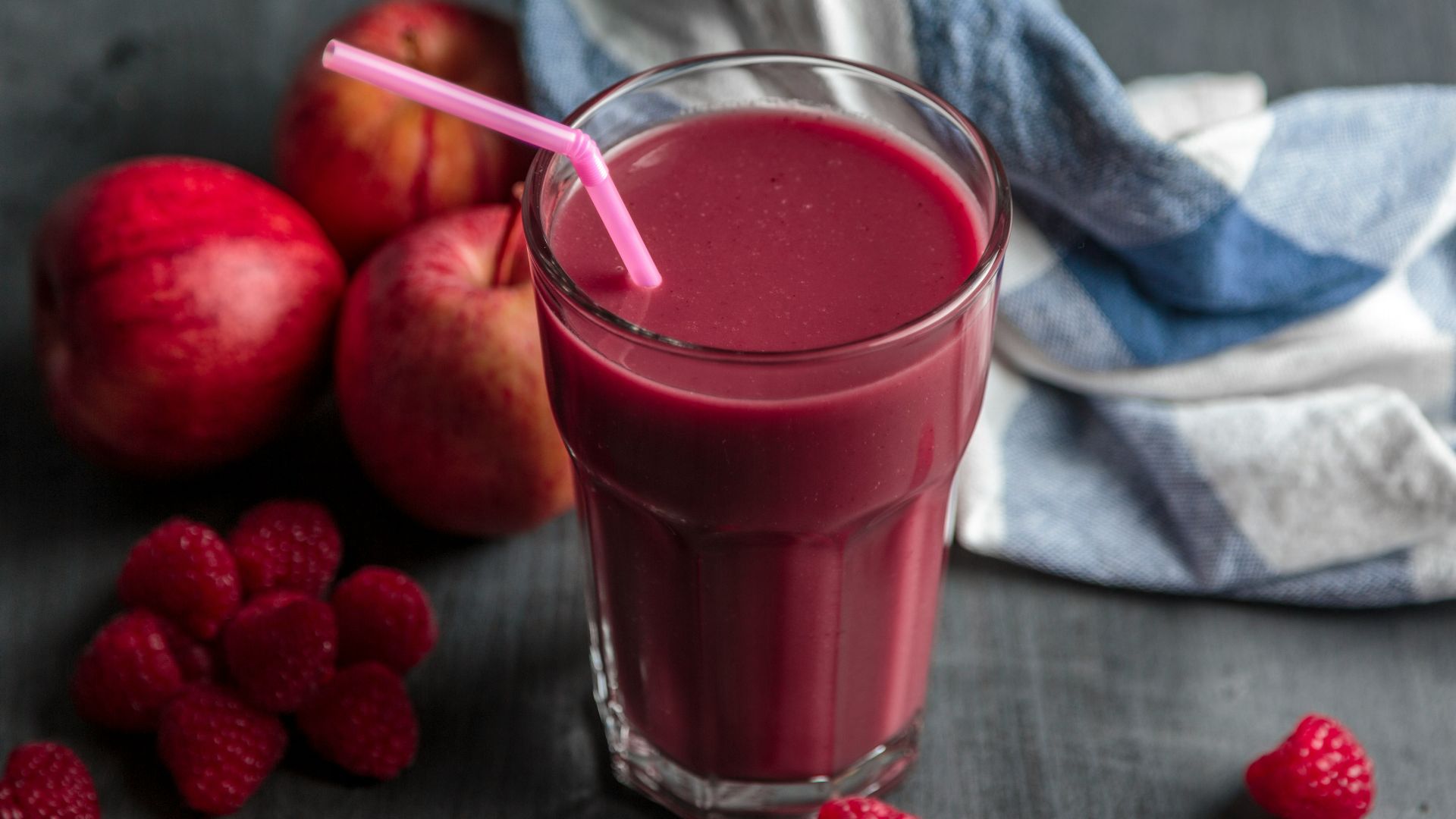 strawberry juice beside strawberry fruits