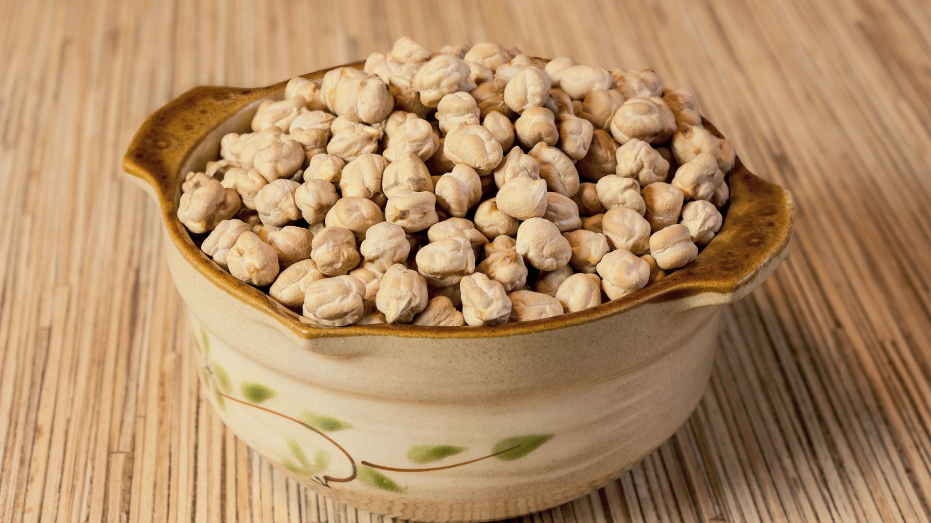 File:Ordinary chickpeas in a ceramic bowl.jpg